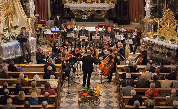 Das Tiroler Kammerorchester Innstrumenti bei einem Konzert in einer Kirche
