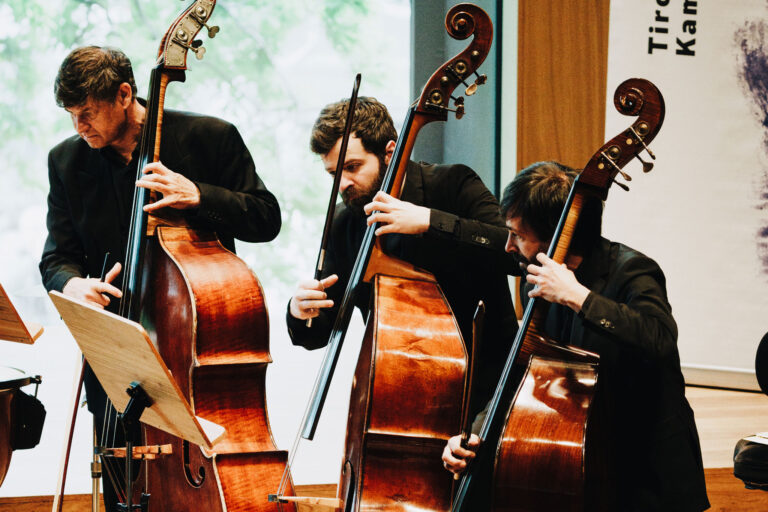 Kontrabassisten des Tiroler Kammerorchesters Innstrumenti im Haus der Musik in Innsbruck